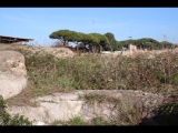 05154 ostia - regio i - insula xix - terme piccole (i,xix,5) - raum (3) - becken im vordergrund - im hintergrund - raum (e) - bli ri osten - 01-2024.jpg